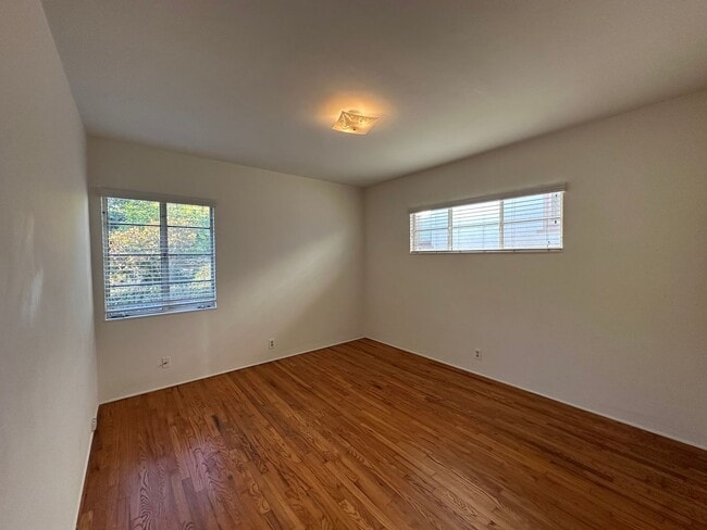 Building Photo - Riviera 1 Bdrm with City Views!