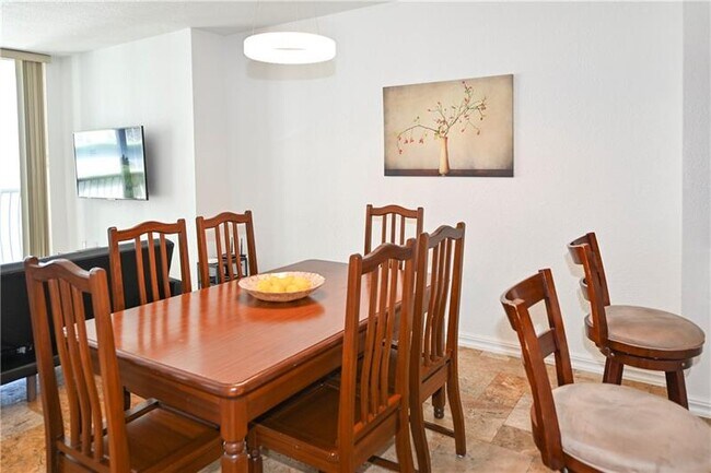 Building Photo - 1750 N Bayshore Dr