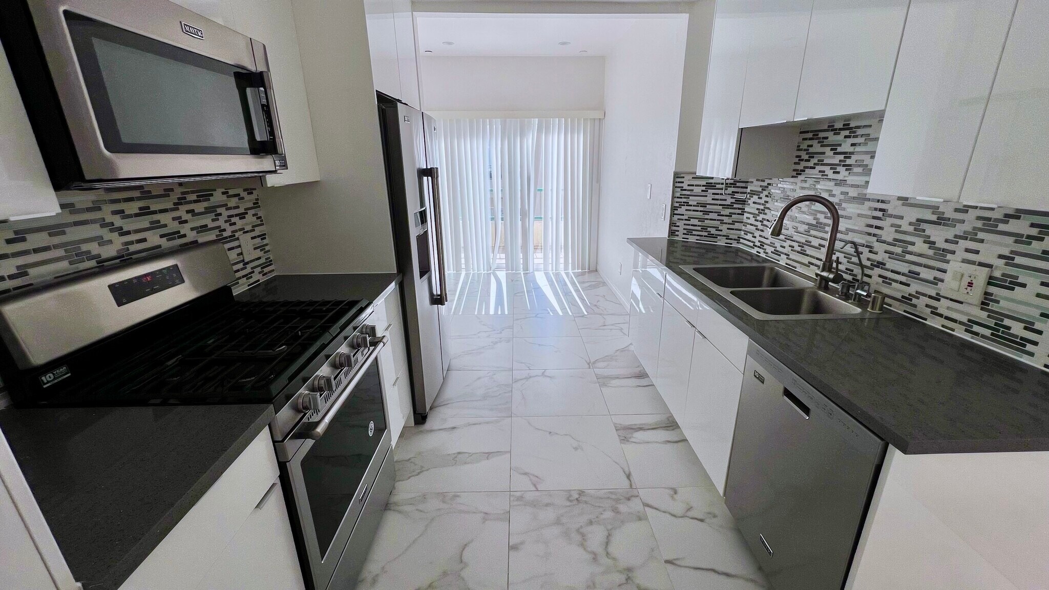 Building Photo - 5420 Sylmar Ave