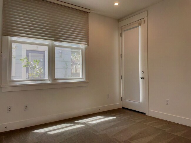 Building Photo - Modern 2 Bed, 1.5 Bath + Parking - Alamo S...