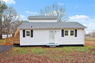 Building Photo - Two Bedroom Two Bathroom House with office and upstairs bonus room!   Fenced Yard!  Dogs Welcome!