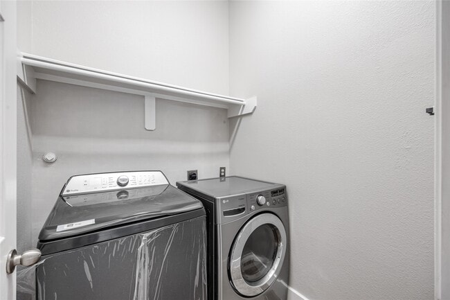 Building Photo - 26114 Lillian Springs