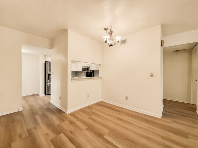 Building Photo - 2 bed 2 bath annual rental *** First floor condo *** Kings Lake Community