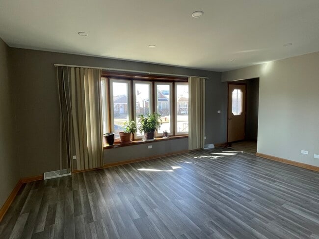 Building Photo - 3925 N Plainfield Ave