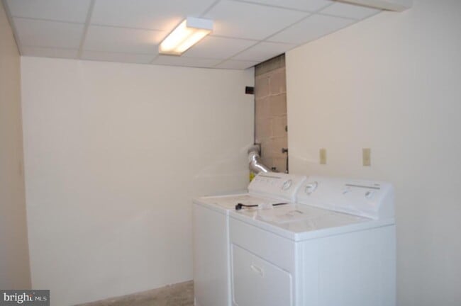 Building Photo - 1707 Pin Oak Rd