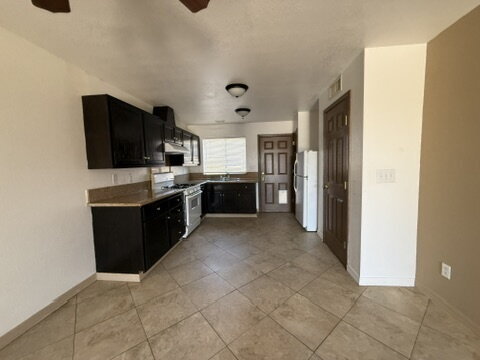 Building Photo - Downstairs 2 bed 1 bath with yard near Silver Creek, $975