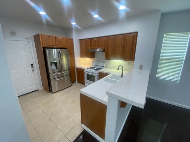 Building Photo - Beautiful & Spacious 3 Bedroom, 2.5 Bathroom Hayward Home – Prime Residential Location W Laundry,...