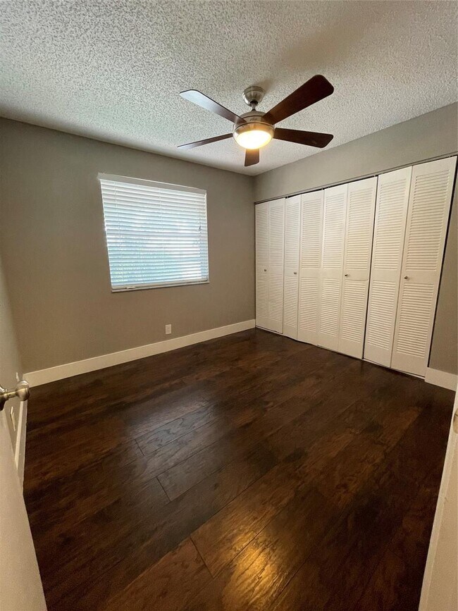 Building Photo - 10092 Twin Lakes Dr