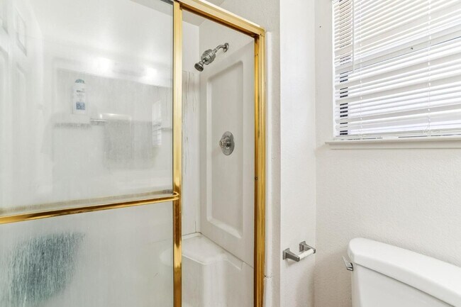 Building Photo - 2410 Lincoln Blvd