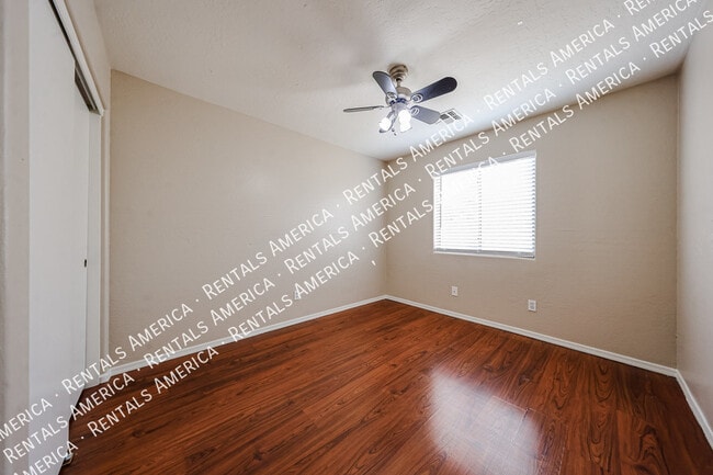 Building Photo - 9202 W MacKenzie Dr