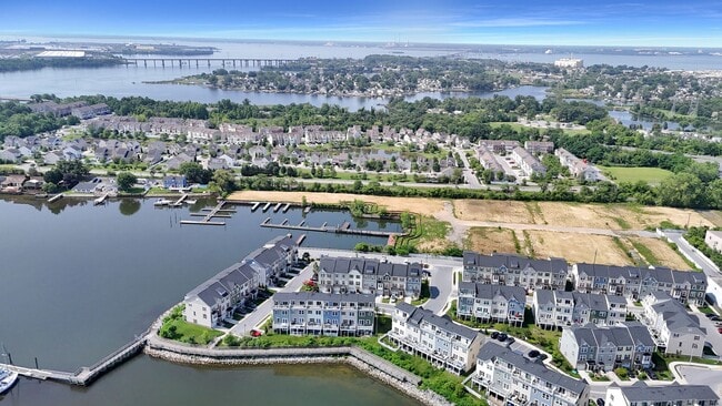 Building Photo - Stunning Townhome with Water Views!