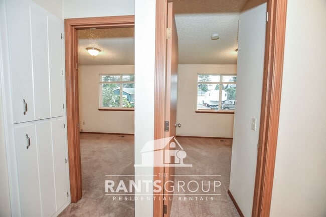 Building Photo - Charming 3 Bedroom Rambler in Great Lacey Location — Apply Today