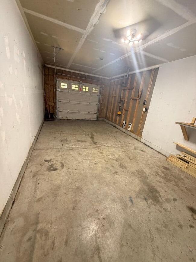 Building Photo - 325 Town Pointe Way