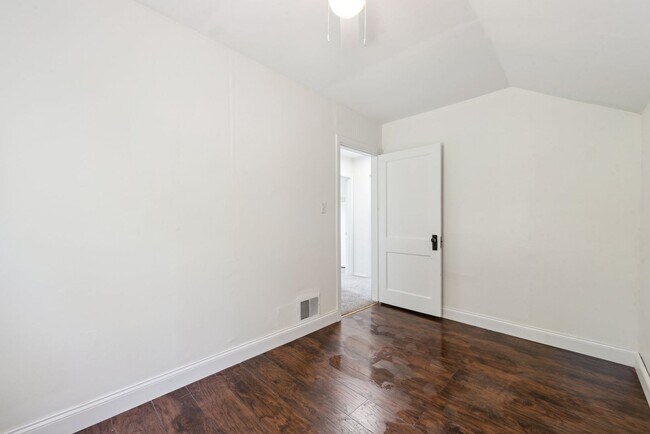 Building Photo - Beautiful 3 bedroom home in Jeannette available July 1!