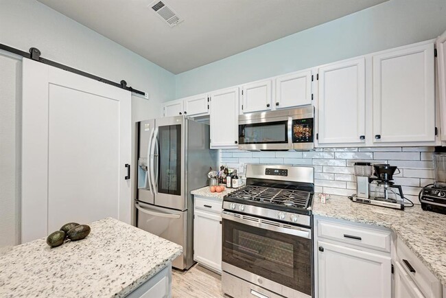 Building Photo - 922 Thackeray Ln