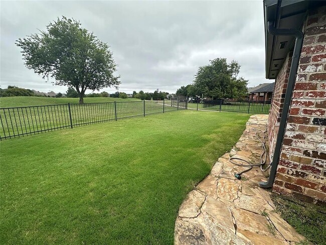 Building Photo - 15713 Traditions Blvd