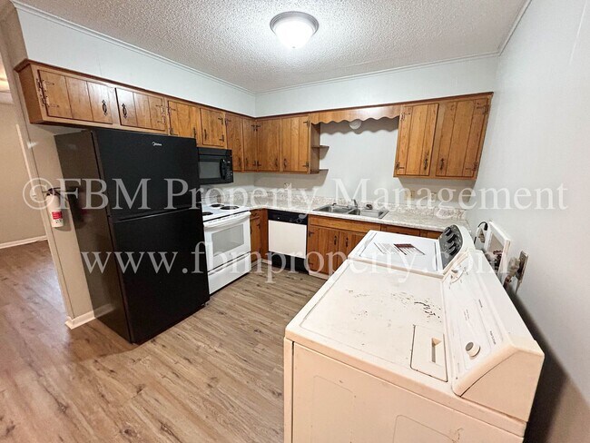 Building Photo - 330 W College St