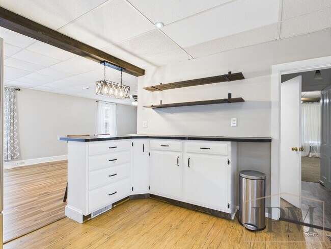 Building Photo - Available Now Beautiful 4 Bedroom Home with Garage, Central Air & Large Yard in York City.