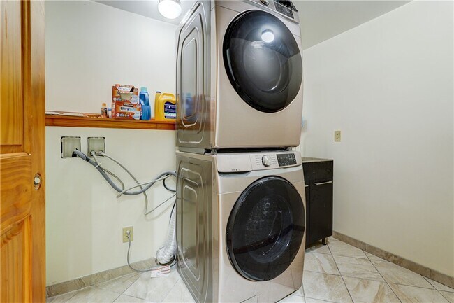 Building Photo - 2654 Whalen Rd