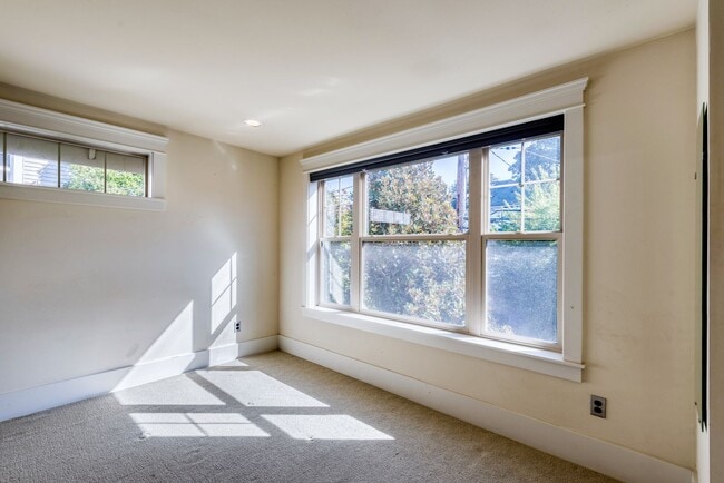 Building Photo - Capitol Hill Townhouse