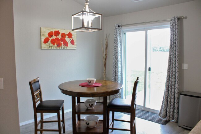 Building Photo - Executive Rental!