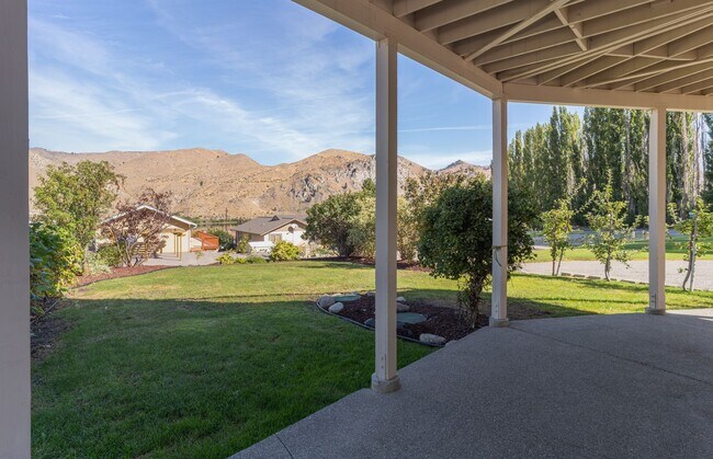 Building Photo - Luxurious Fully Furnished 3-Bedroom, 4-Bat...
