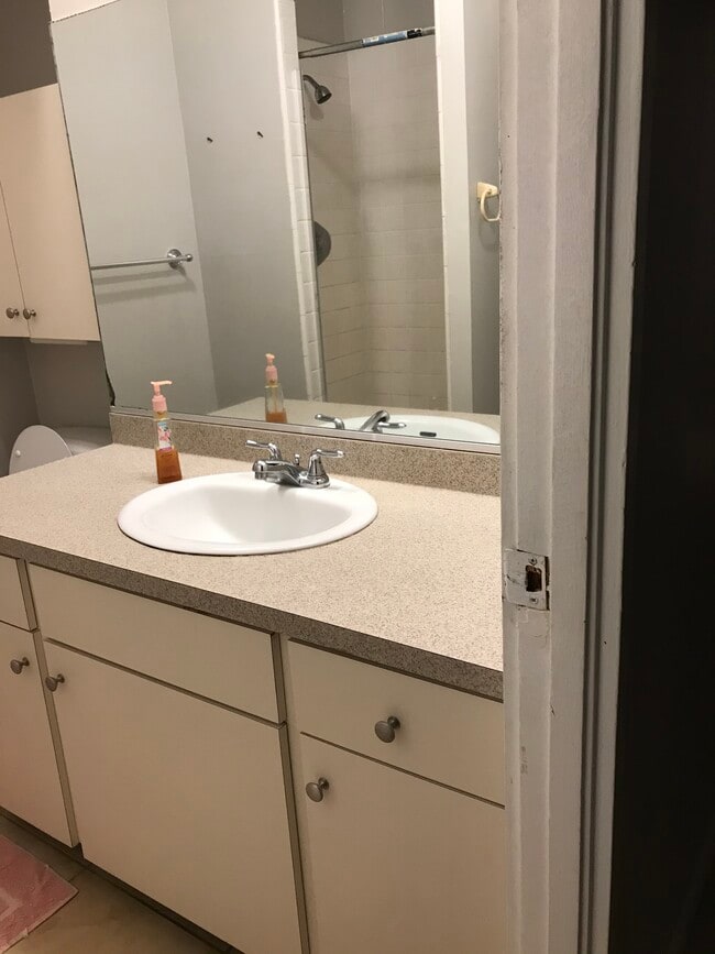 Building Photo - 2873 S King St