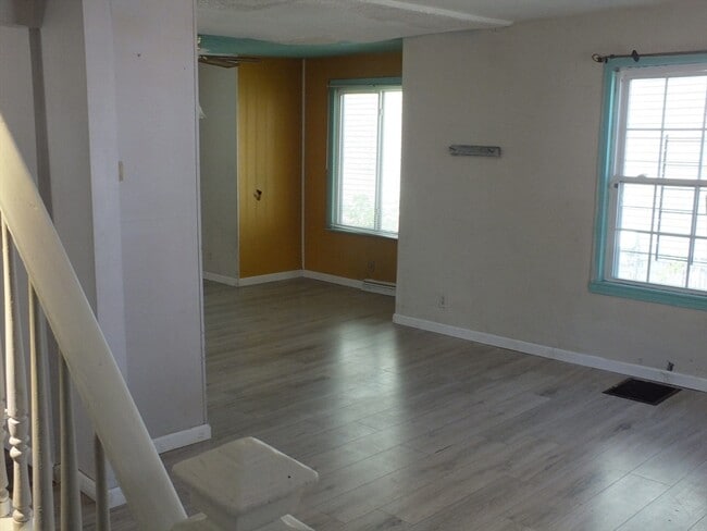 Building Photo - 241 Tyler St