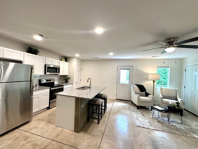 Building Photo - UPDATED  DUPLEX!!! with Garage