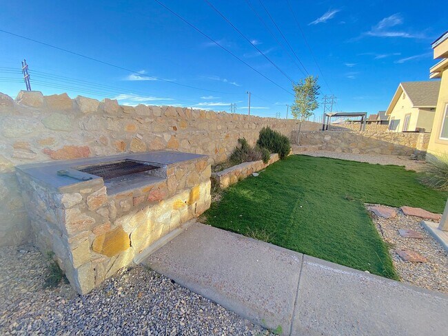 Building Photo - East El Paso 4 bed Refrig A/C with Solar Panels!