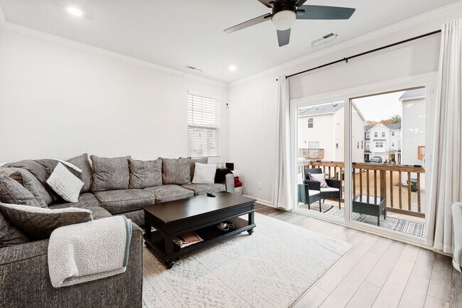 Building Photo - Modern 3-Bedroom Townhome in Magnolia Trace!