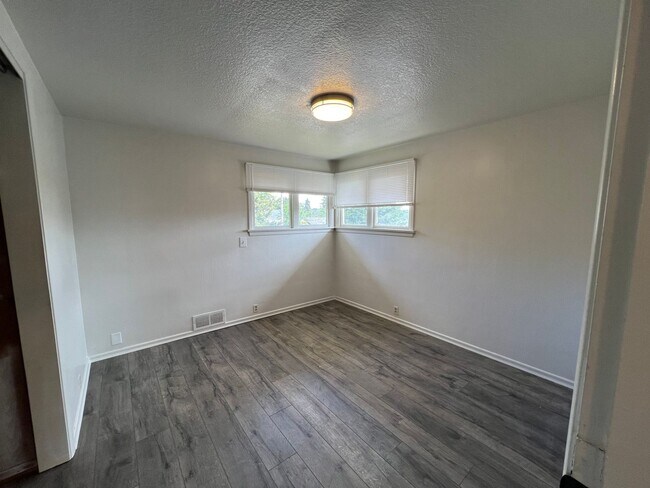 Building Photo - Bremerton Duplex