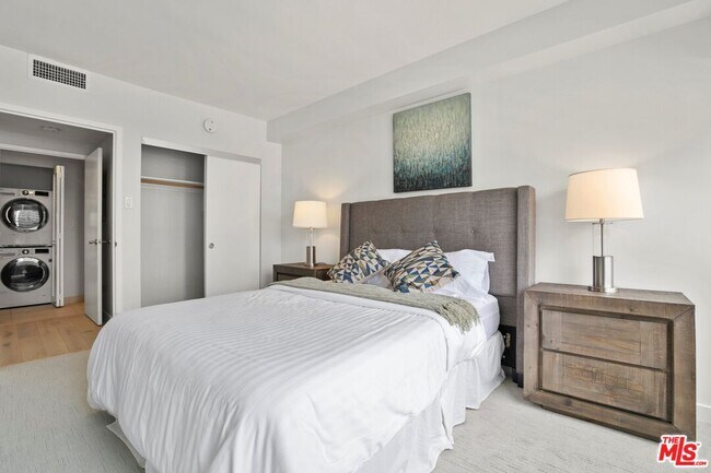 Building Photo - 3458 W 7th St