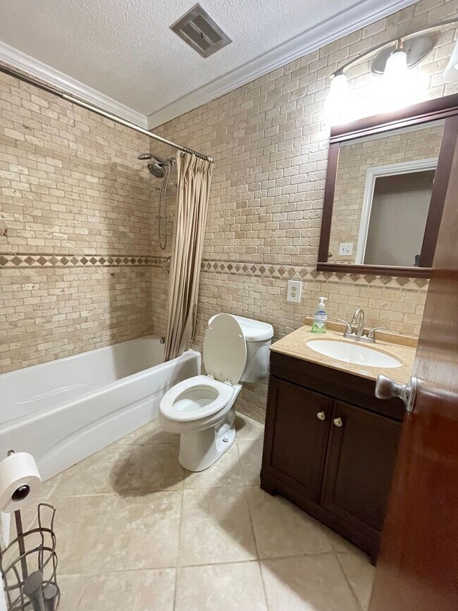 Building Photo - Beautiful 3 bedroom house with wood floors...