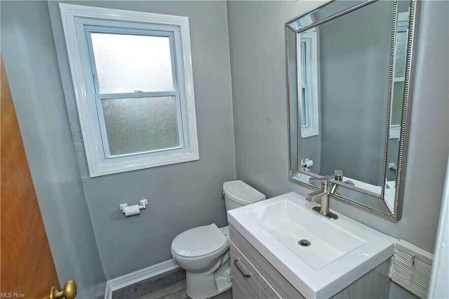 Half bath - 21015 Halworth Rd