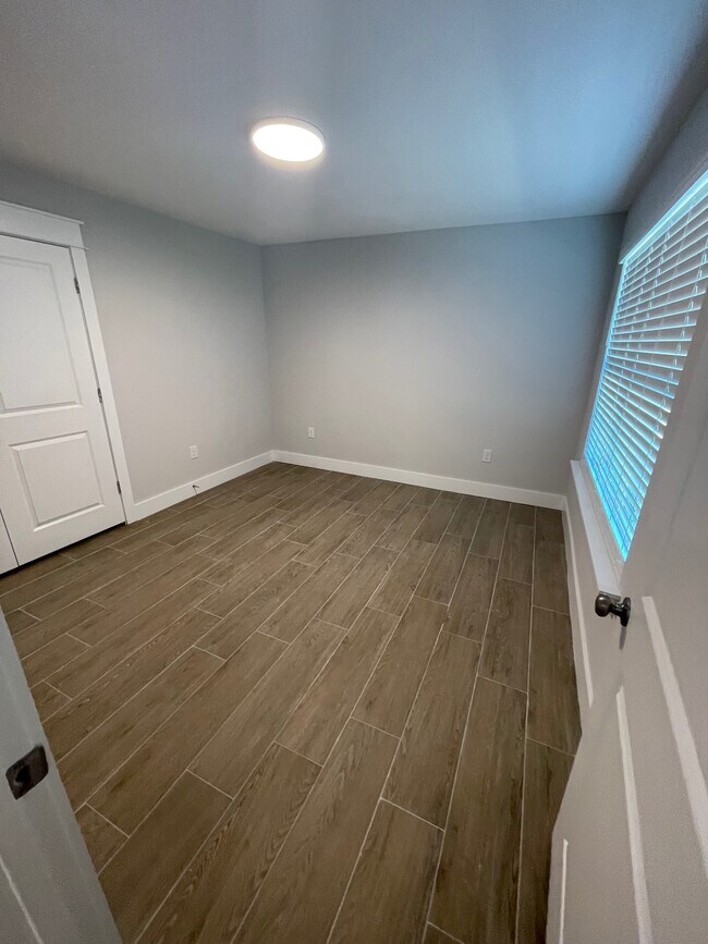 Building Photo - 51 Yacht Club Dr NE