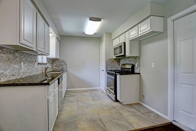 Building Photo - 6015 Dawnridge Dr