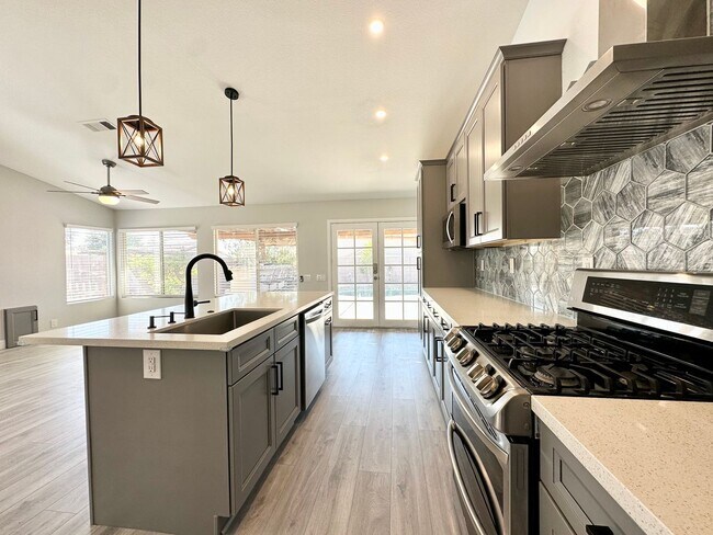 Building Photo - AVAILABLE NOW !! STUNNING 4 Bedroom 2 Bathroom POOL home in La Quinta