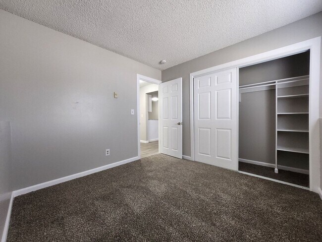 Building Photo - 2922 Straus Ln