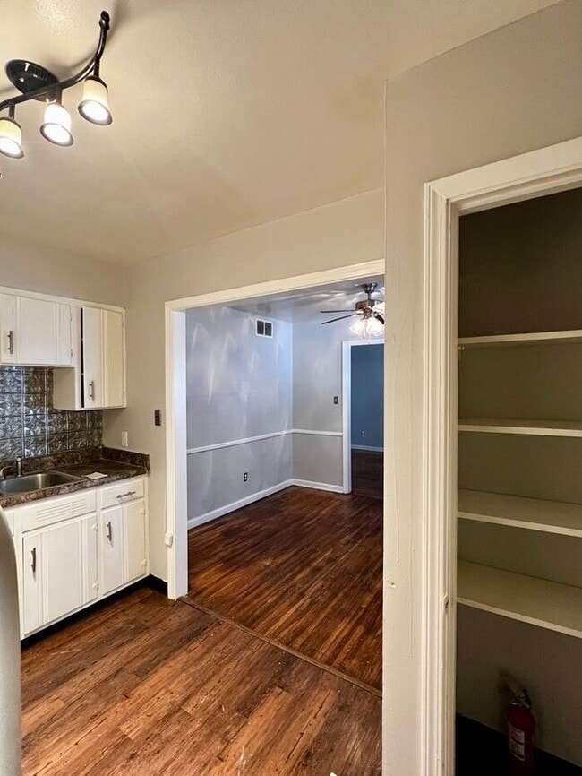 Building Photo - Quiet Midtown Community 2bd/1ba with Fall ...