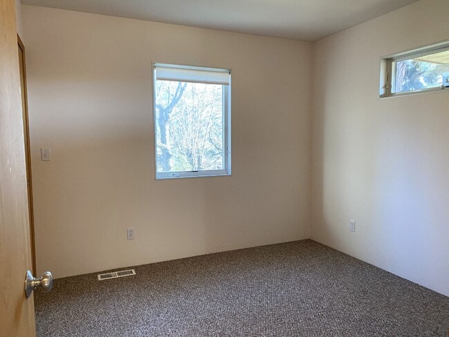 Building Photo - Townhouse On Private Drive In White Salmon, WA