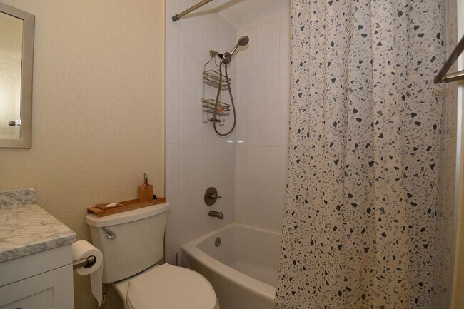 Building Photo - Stunning 2-Bedroom Condo 2nd Floor at The Lakes!