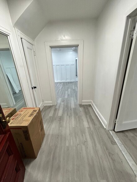 Entryway - 607 E 17th St