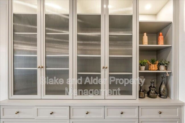 Building Photo - 496 NW Cascade Mountain Dr