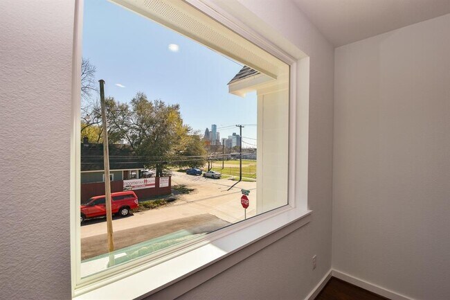 Building Photo - 713 James St