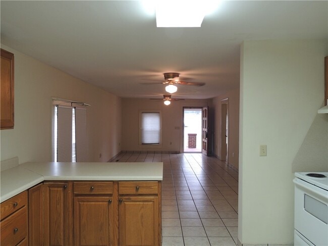 Building Photo - 803 Kings Rd