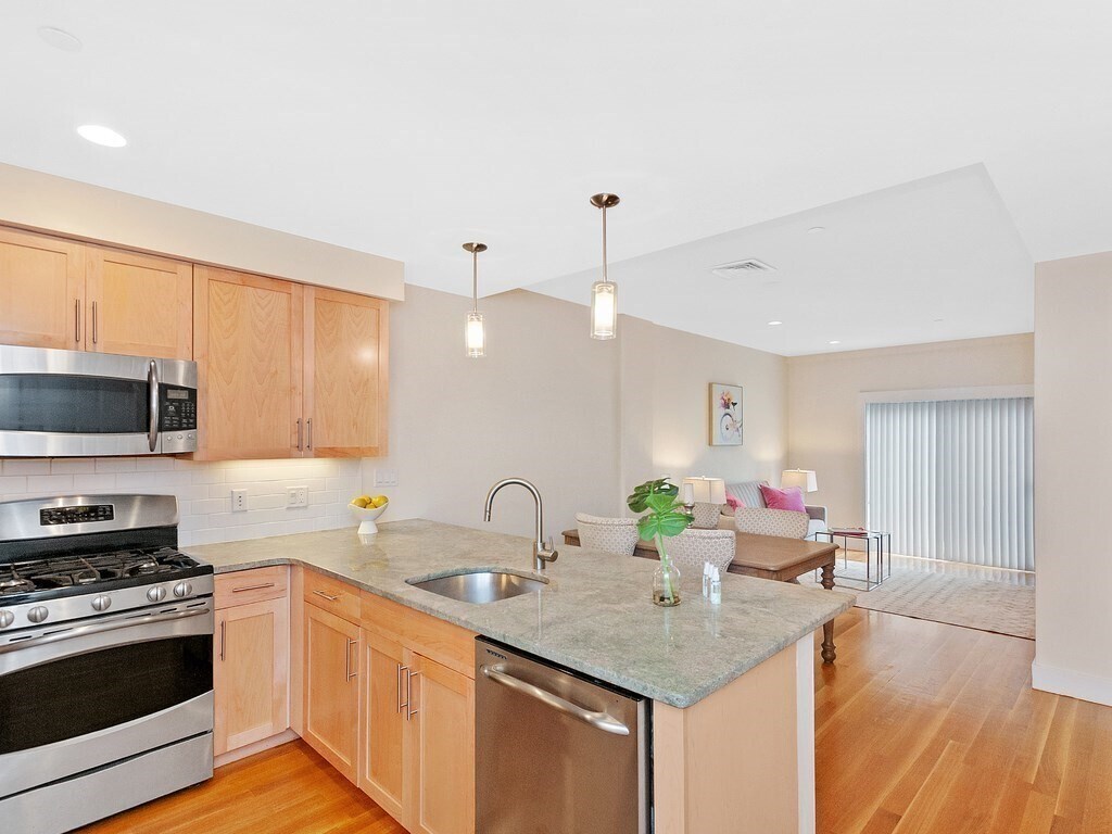 Building Photo - 321 Hammond Pond Pky