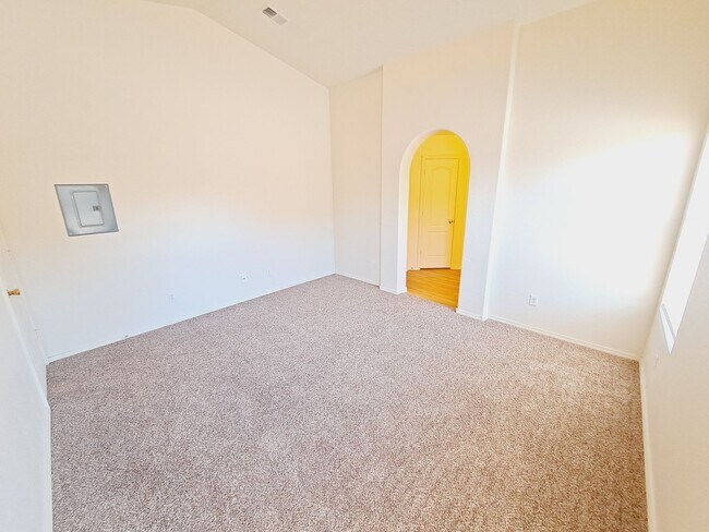 Building Photo - 3 bed 2 bath home in Huning Ranch