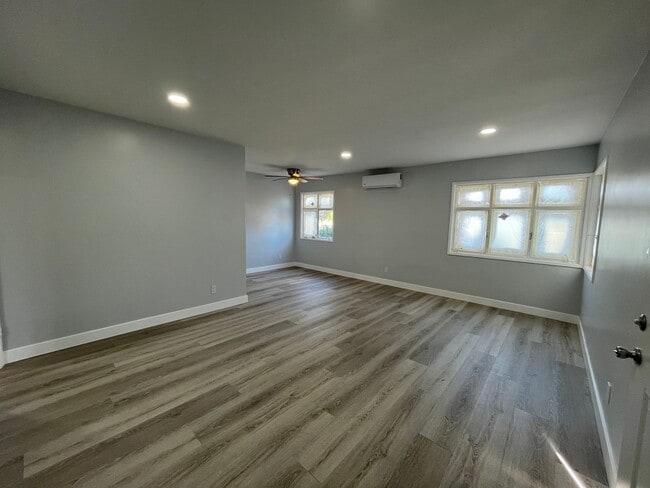 Building Photo - Remodeled & MOVE IN READY 2+1 duplex in Pa...