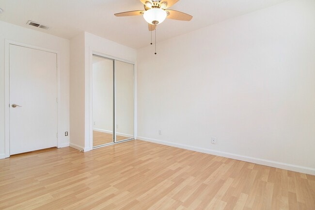 Building Photo - Spacious Townhome | Desirable Orange Location